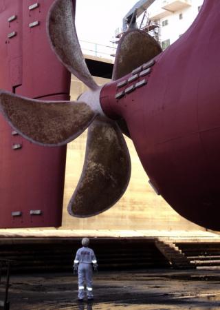 Bureau Veritas Surveyor examines a propeller 