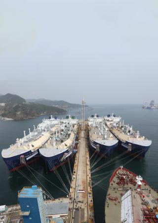 Yamal LNG Vessel at port 